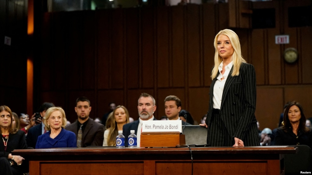 Пэм Бонди, кандидат на пост генерального прокурора, на слушаниях по утверждению ее кандидатуры в Юридическом комитете Сената, 15 января 2025 года. REUTERS/Elizabeth Frantz/
