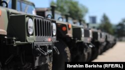 На фото: Американські позашляховики Humvee у Косово