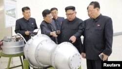 رهبر کره شمالی از یک سلاح هسته ای بازدید می کند.