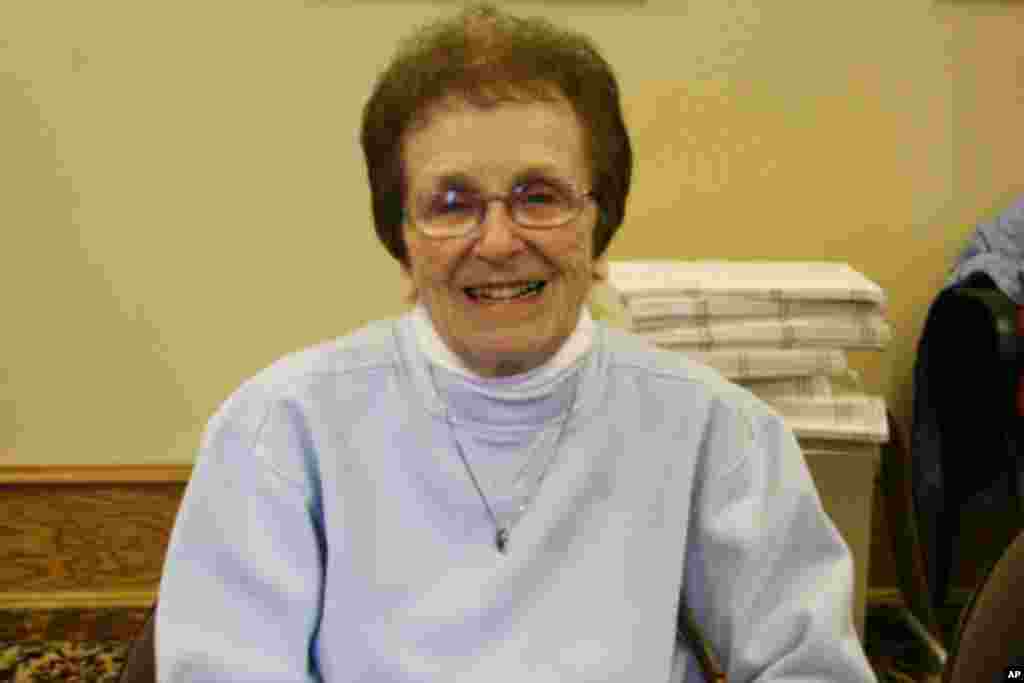 玛丽.简为投票站做义工40年