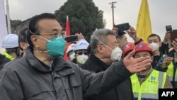 资料照：新冠疫情爆发期间时任中国总理李克强在视察武汉新建医院工地时讲话。（2020年1月27日）