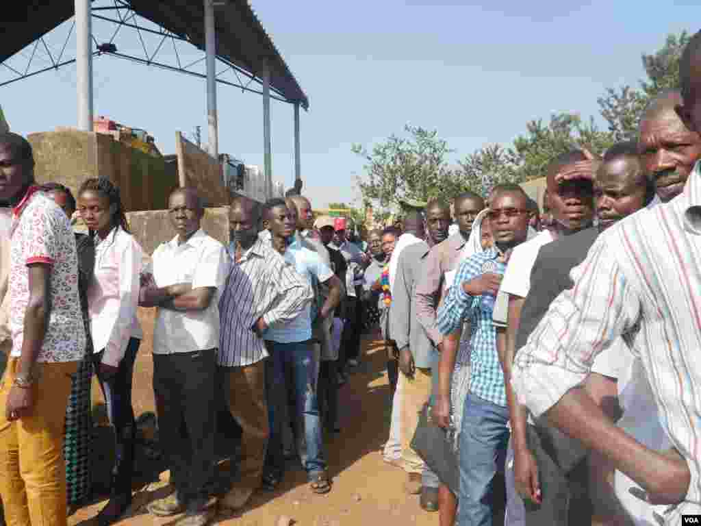 Voters line up at a polling station just behind the Electoral Commission. Here around 200 names were missing from the voting register, Feb. 18, 2016. (L. Paulat/VOA)