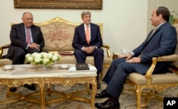 Egyptian President Abdel-Fattah el-Sissi, right, meets with U.S. Secretary of State John Kerry, center, and Egyptian Foreign Minister Sameh Shoukry, at the Presidential palace in Cairo, Egypt, April 20, 2016.