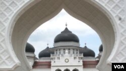 Seorang jamaah di Masjid Besar di Banda Aceh. Kebebasan beragama dan berkeyakinan seharusnya dilindungi oleh pemerintah.