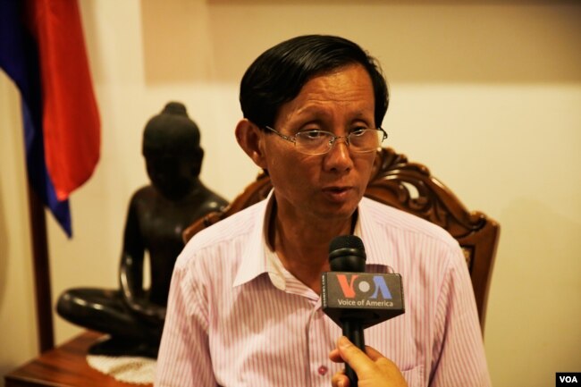 លោក យឹម សុវណ្ណ អ្នកនាំពាក្យគណបក្សសង្គ្រោះជាតិផ្ដល់បទសម្ភាសន៍ក្នុងកិច្ចសន្ទនាផ្សាយផ្ទាល់ជាមួយ VOA តាមហ្វេសប៊ុក ពីក្នុងទីស្នាក់ការកណ្ដាលគណបក្សនៅចាក់អង្រែនាព្រលប់ថ្ងៃអាទិត្យ ទី៤ ខែមិថុនា ឆ្នាំ២០១៧។ (អូន ឆេងប៉រ /VOA)