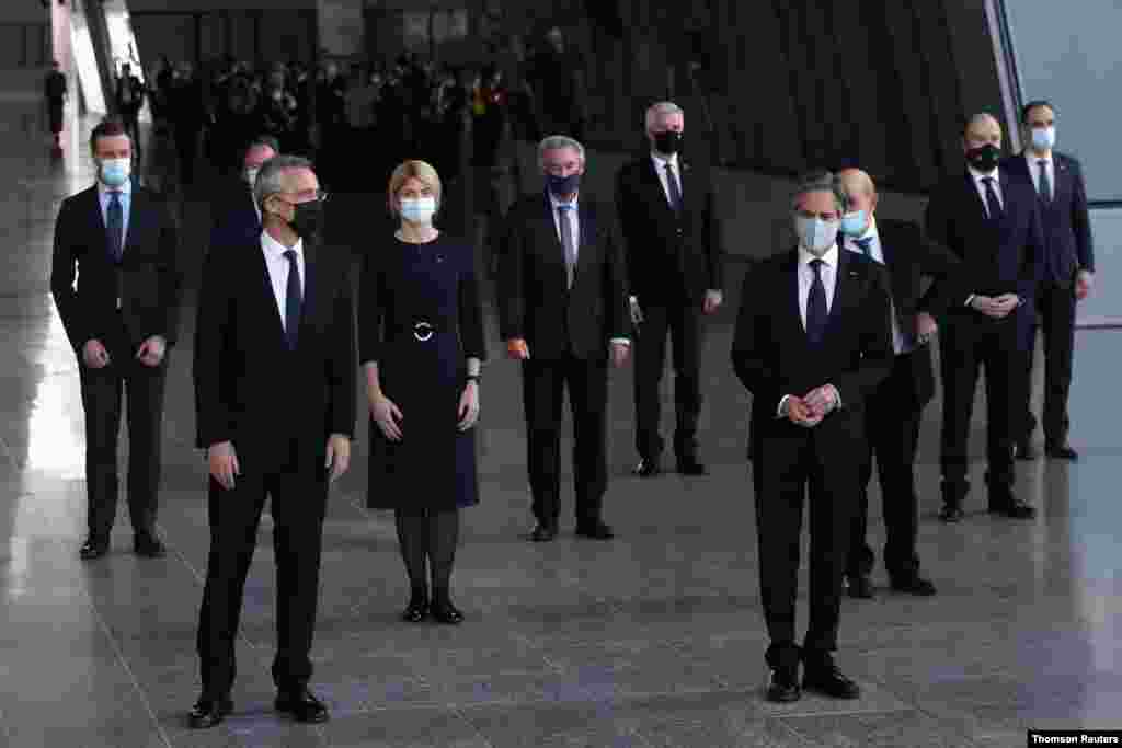 토니 블링컨 미국 국무장관(오른쪽 앞)이 벨기에 브뤼셀에서 열린 나토 외교장관 회의에 참석한 가운데, 각국 대표들이 거리를 유지하며 기념촬영을 하고 있다.