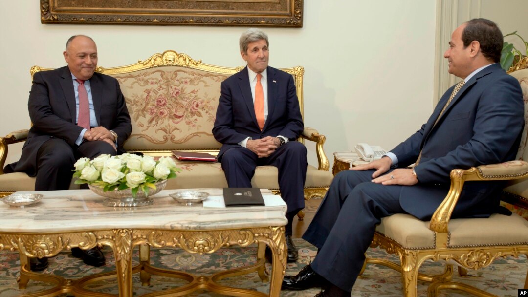Egyptian President Abdel-Fattah el-Sissi, right, meets with U.S. Secretary of State John Kerry, center, and Egyptian Foreign Minister Sameh Shoukry, at the Presidential palace in Cairo, Egypt, April 20, 2016.