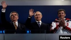 Президент МОК Томас Бах, президент Росії Володимир Путін, золотий медаліст із бобслею Александр Зубков на Олімпіаді в Сочі