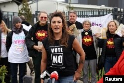 Senator Lidia Thorpe yang mendukung suara 'Tidak' dalam referendum hak-hak masyarakat adat di Reservoir, di Melbourne, Australia, Sabtu, 14 Oktober 2023. (Foto: AAP Image/Con Chronis via Reuters)