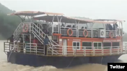 Según autoridades, hay 12 muertos después de que un bote con turistas naufragó el domingo en la India. (Imagen del barco que zozobró tomada de video antes del naufragio, segúnTwitter Moments). 