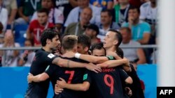 Le Croate Ivan Perisic jubile avec ses coéquipiers après avoir marqué le deuxième but de son équipe lors du match du groupe D contre l'Islande lors de la Coupe du monde 2018 à Rostov Arena, Rostov-on-Don, Russie, mardi 26 juin 2018. 