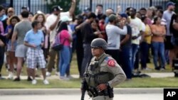 Evakuacija tržnog centra u Allenu, u Texas. (Foto: AP/LM Otero)