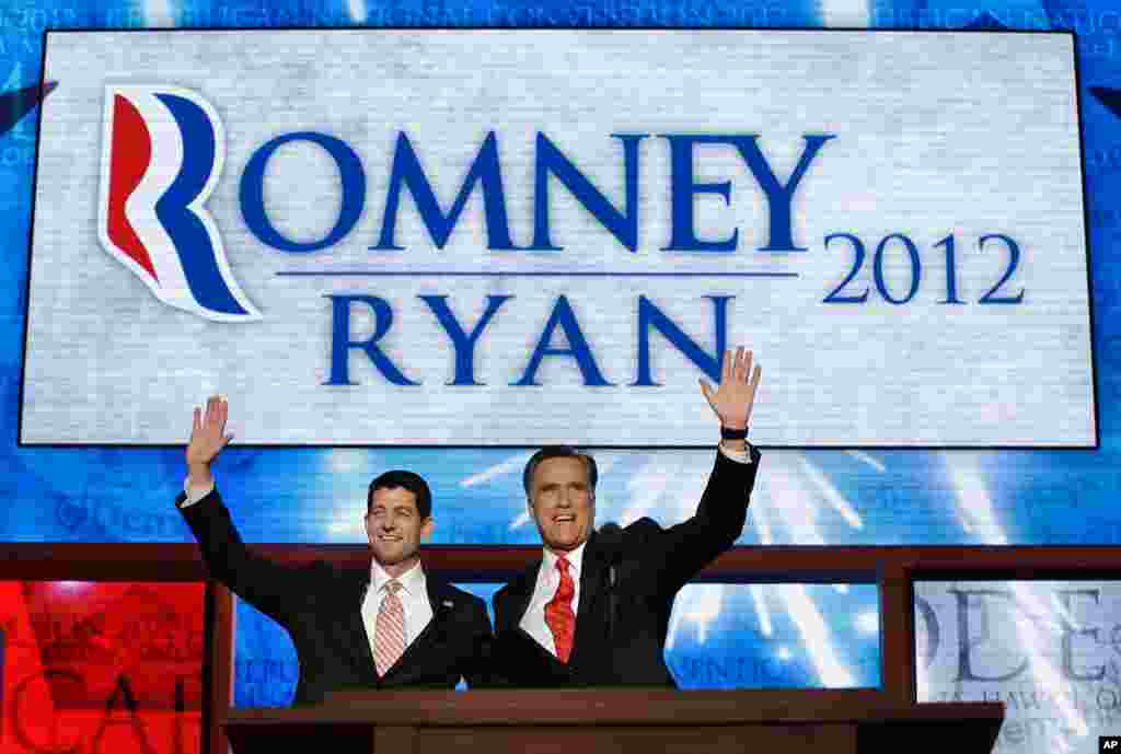 ທ່ານ Mitt Romney ແລະທ່ານ Paul Ryan ທີ່ຖືກແຕ່ງຕັ້ງໃຫ້ສະໝັກເປັນຮອງປະທານາທິບໍດີ ໂບກມືໃຫ້ຄະນະຜູ້ແທນທີ່ມາຮ່ວມກອງປະຊຸມ ຫລັງຈາກກ່າວຄໍາປາໄສທີ່ກອງປະຊຸມ, ວັນທີ 30 ສິງຫາ 2012. 