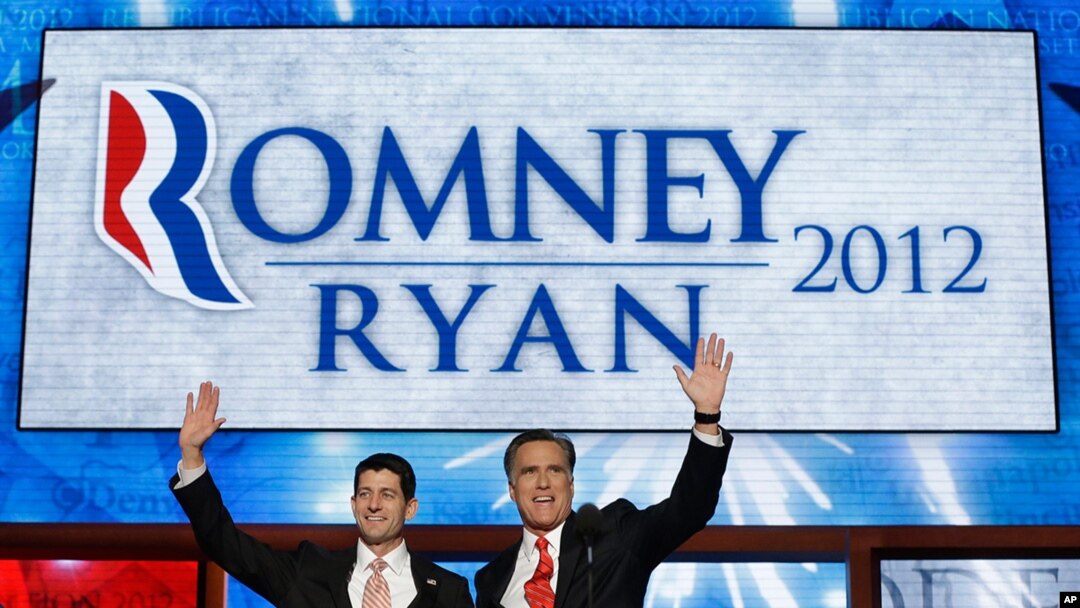 Capres Partai Republik Mitt Romney (kanan) dan Cawapres Paul Ryan melambai kepada para pendukungnya setelah Romney selesai memberikan pidatonya (30/8).