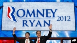 Capres Partai Republik Mitt Romney (kanan) dan Cawapres Paul Ryan melambai kepada para pendukungnya setelah Romney selesai memberikan pidatonya (30/8).