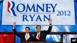 Mitt Romney ad mataimakinsa Paul Ryan kan dandali a zauren babban taron jam'iyyar Republican