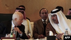 Tổng thư ký Liên đoàn Ả Rập Nabil Elaraby (trái) nói chuyện với Ngoại trưởng Qatar Hamad bin Jassim trong cuộc thảo luận về vấn đề Syria tại Cairo, Ai Cập, ngày 22/1/2012