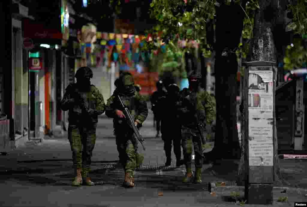 Soldados patrullan una calle minutos antes del apagón nacional por mantenimiento en el sistema eléctrico en Quito, Ecuador, el 18 de septiembre de 2024. REUTERS/Cristina Vega &nbsp;