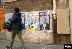 Another poster of Alain Juppe in Paris, France, Nov. 18, 2016. (L. Bryant/VOA)
