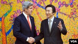 존 케리 미국 국무장관(왼쪽)과 윤병세 한국 외교장관이 12일 서울 외교부 청사에서 회담에 앞서 악수하고 있다.