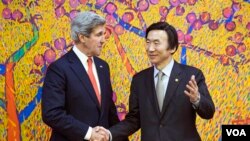 Ngoại trưởng Hoa Kỳ John Kerry (trái) và Ngoại trưởng Nam Triều Tiên Yun Byung-se trước cuộc hội đàm tại Bộ Ngoại giao ở Seoul, Nam Triều Tiên 12/4/13