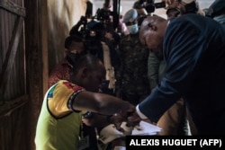 Presidente Touadera, que concorre para mais um mandato, votou em Bangui.