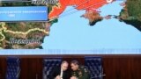 资料照 - 2021年12月21日在莫斯科国防部领导小组召开的扩大会议上，普京总统正在同俄罗斯总参谋长瓦列里·格拉西莫夫（Valery Gerasimov）交谈。