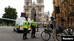 Polisi London mengamankan lokasi di sekitar gedung parlemen Inggris di Westminster, London, Selasa (14/8).