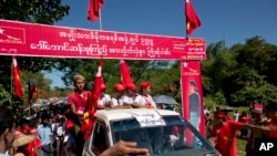 Pemimpin oposisi Myanmar Aung San Suu Kyi di kawasan Thandwe, negara bagian Rakhine, Myanmar saat berkampanye pada 17 Oktober 2015.