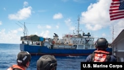 资料照片：在斐济海域打击非法、未报告和不受管制的捕捞活动期间，美国海岸警卫队“斯特拉顿”号巡逻舰(WMSL 752)的船员驾驶远程拦截艇，紧随一艘中国渔船展开行动。(2022年2月19日)