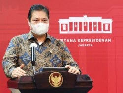 Menko Perekonomian Airlangga Hartarto dalam telekonferensi pers di Istana Kepresidenan, Jakarta, Senin, 24 Mei 2021 mengatakan kasus COVID-19 mulai naik pasca Lebaran (biro pers)