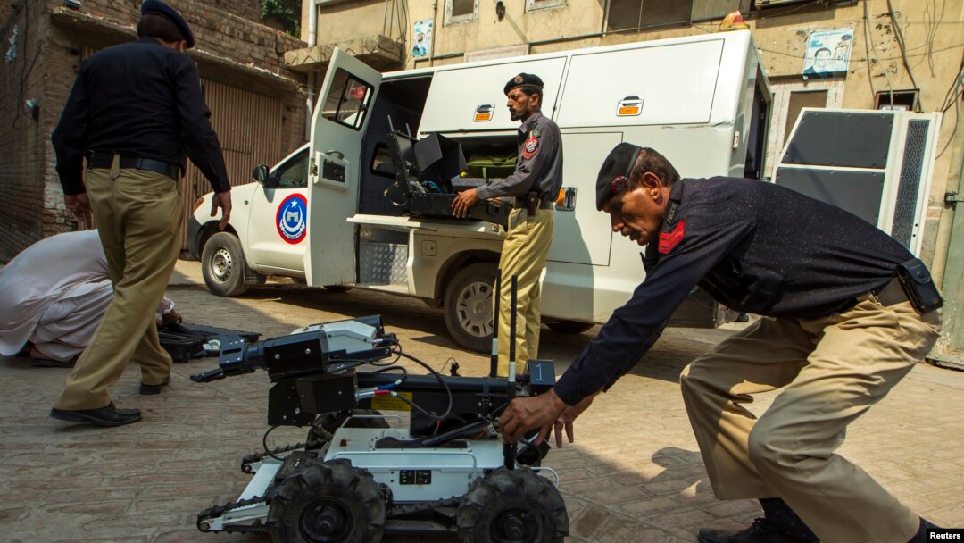 Anggota tim penjinak bom tengah mempersiapkan peralatan mereka dalam operasi pencarian bom di Peshawar, 2 Oktober 2013 (Foto: dok). Tiga anggota tim penjinak bom Pakistan dilaporkan tewas akibat ledakan bom pinggir jalan di Peshawar, Senin (16/12).