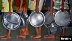 Children wait in line to receive food at an orphanage run by a non-governmental organization in the southern Indian city of Chennai May 28, 2014. (REUTERS/Babu)