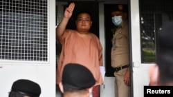 Lãnh đạo biểu tình Thái Lan Parit "Penguin" Chiwarak, giơ 3 ngón tay chào, biểu tượng của phong trào chống chính phủ trước tòa án hình sự xét xử anh về tội phạm thượng chỉ trích hoàng gia, ở Bangkok, Thái Lan, ngày 13/3/2021. REUTERS/Chalinee Thirasupa
