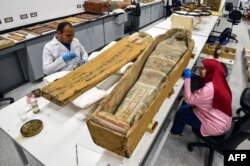 Para arkeolog sedang merestorasi bagian-bagian sarkofagus Tutankhamun di lab restorasi Museum Besar Mesir di Giza di pinggiran ibu kota Kairo, 7 April 2019.