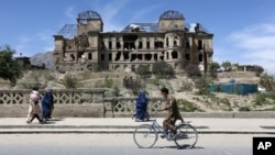 Le palais de feu le roi Amanullah Khan, qui a été détruit pendant la guerre civile au début des années 1990, à Kaboul, en Afghanistan, le 28 avril 2015. (AP Photo / Rahmat Gul)