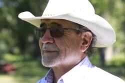 Gary Sandoval, de 68 años, aseguró a la VOA que muchos rancheros hispanos no fueron tomados en cuenta en los programas de ayuda que el gobierno implementó para aliviar el impacto de la pandemia y que por ello, varios perdieron sus propiedades.
