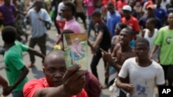 Des protestataires font la procession pour enterrer un de leur tué lors des manifesations contre la candidature du président Pierre Nkurunziza pour un troisième mandat au Burundi.