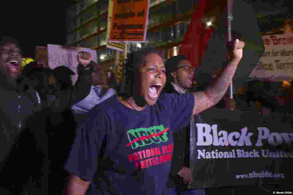 Manifestantes protestaram em Washington DC na noite de Terça-feira, 25, em solidariedade com a comunidade de Ferguson, após a decisão do Grande Júri de não acusar o polícia que atirou mortalmente em Michael Brown, um jovem negro de 18 anos. Nov. 2014