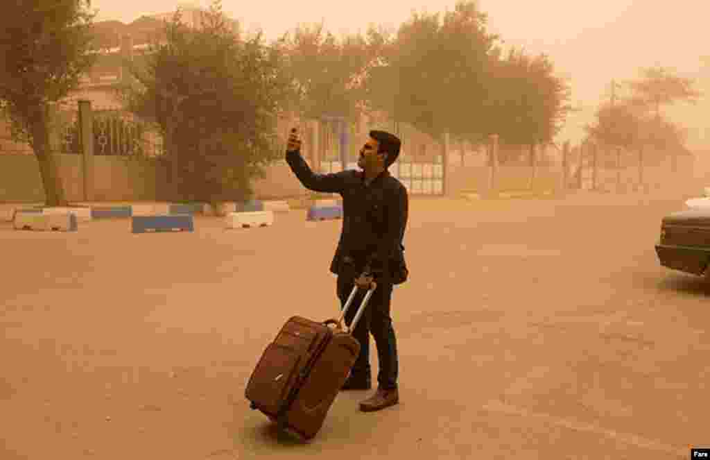 نفس تنگی خوزستان. شدت باد و گرد و غبار به حدی است که خیلی از مردم خانه نشین شده اند. عکس: دانیال خدایی