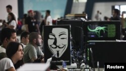 En esta foto, participantes del Campus Party en Sao Paulo disfrutan de la zona de juegos por computador. Campus Party es un festival tecnología que reúne alrededor de 7000 piratas informáticos, desarrolladores, jugadores y geeks de todo el mundo.