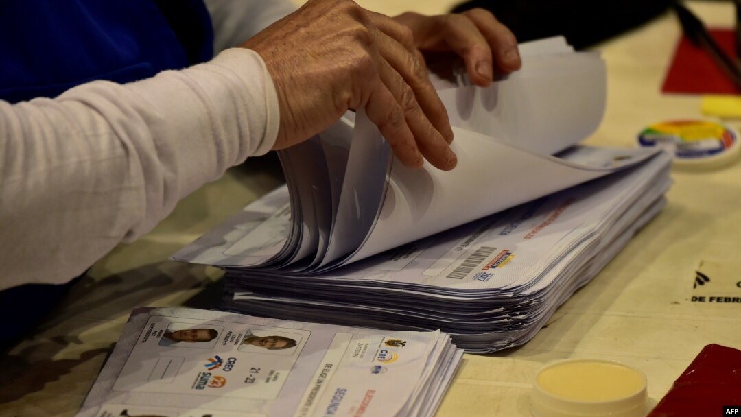 Los miembros del Consejo Nacional Electoral de Ecuador (CNE) cuentan los votos de la segunda vuelta de las elecciones del 2 de abril de 2017, en el Coliseo Rumiñahui en Quito.