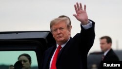 El presidente de los Estados Unidos, Donald Trump, saluda cuando llega al aeropuerto de Akron-Canton en Canton, Ohio, el 20 de marzo de 2019.