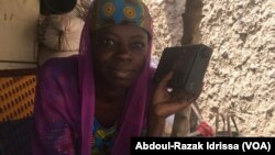 Kadidja Moumouni, une habitante de Kollo, qui écoute régulièrement la radio, au Niger, le 11 février 2017. (VOA/Abdoul-Razak Idrissa)