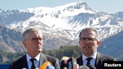 Ejecutivos de Lufthansa y Germanwings durante una conferencia de prensa en los Alpes franceses.