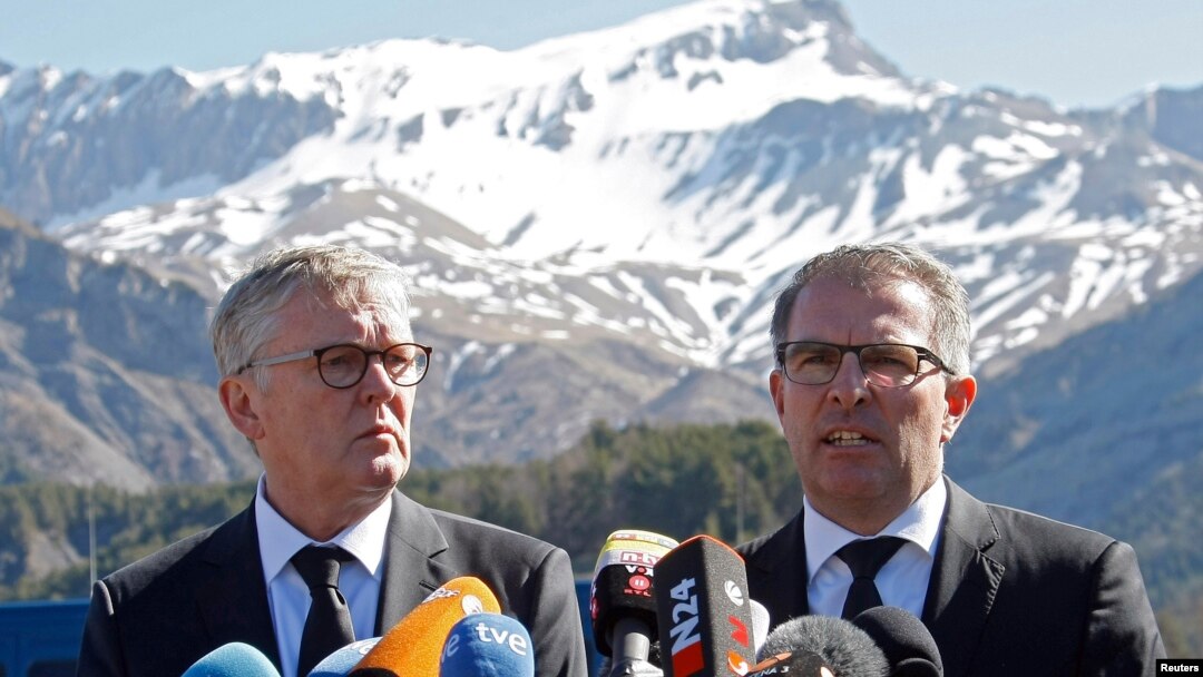 CEO Lufthansa Carsten Spohr (kanan) dan Managing Director Germanwings Thomas Winkelmann berbicara dalam sebuah konferensi pers dekat tempat peringatan bagi korban kecelakaan pesawat di desa Le Vernet, 1 April 2015.