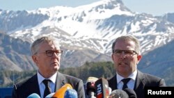 CEO Lufthansa Carsten Spohr (kanan) dan Managing Director Germanwings Thomas Winkelmann berbicara dalam sebuah konferensi pers dekat tempat peringatan bagi korban kecelakaan pesawat di desa Le Vernet, 1 April 2015.