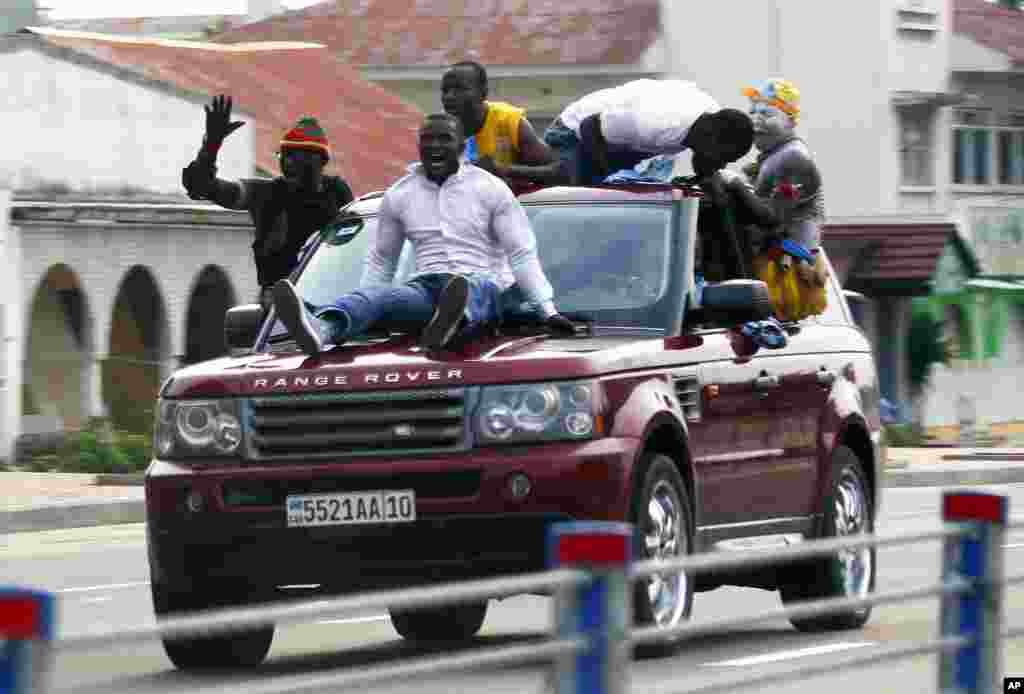 Wafuasi wa rais Joseph Kabila wakisherehekea katika barabara ya Kinshasa baada ya matokeo ya uchaguzi kutangazwa Disemba 9 2011