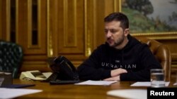 Presiden Ukraina Volodymyr Zelenskyy berbicara dengan PM India Narendra Modi melalui telepon, di tengah serangan Rusia ke Ukraina, di Kyiv, Ukraina 26 Desember 2022. (Ukrainian Presidential Press Service/Handout via REUTERS)