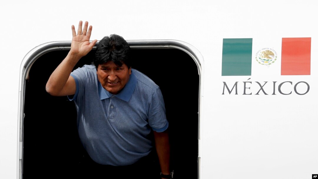 Evo Morales aramutsa agishika mu buhungiro muri Mexico City, kw'itariki ya 12/11/2019.